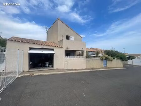 location villa f4 plus mezzanine plus garage dans residence avec piscine