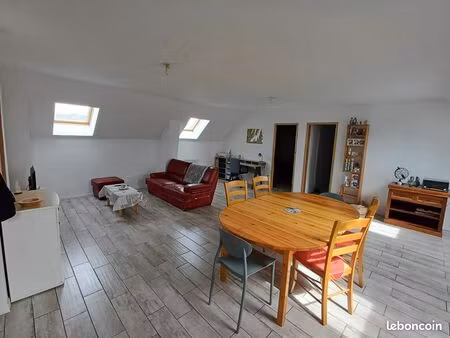 a louer grand t3 d'environ 80 m2 composé d'une grande pièce à vivre  2 chambres et une sal