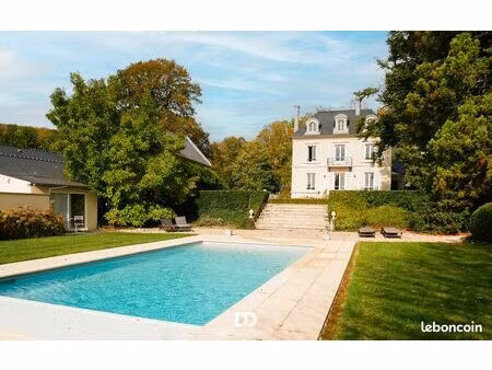 la singulière – propriété de caractère avec parc clos  piscine et dépendances - proche com