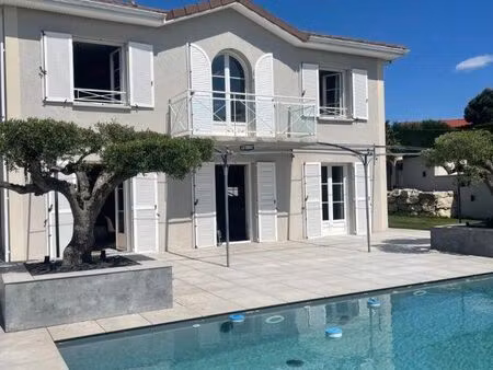 villa 6 pièces 225 m²