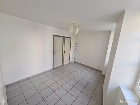 t2 au rdc entièrement rénové avec terrasse et parking