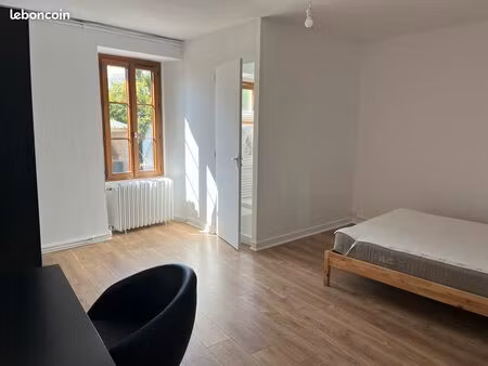 studio 22 m2 dans une maison indépendante  entourée de murs et ouverte sur une cour donnan