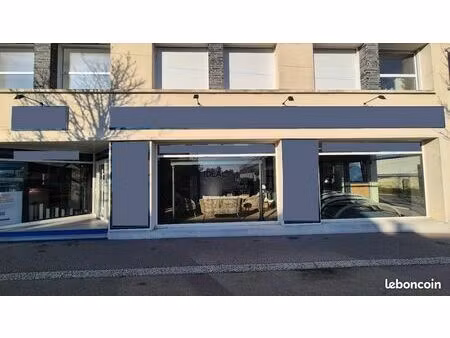 à louer - vaste local commercial 190 m² avec parking - saumur très bien placé