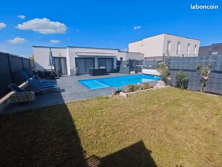 à louer – belle maison de plain-pied avec piscine