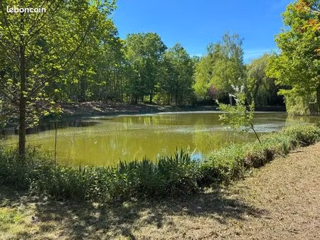 terrain de loisirs avec plan d eau