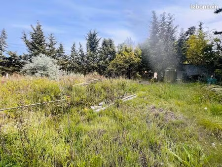 terrain de loisir arboré cabanon et forage