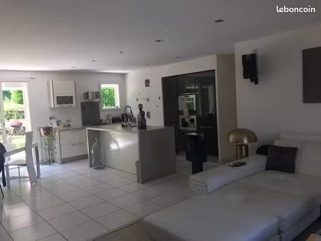maison vic le comte longues