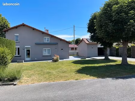 magnifique maison familiale rénovée avec piscine  dépendances et panneaux solaires – saint