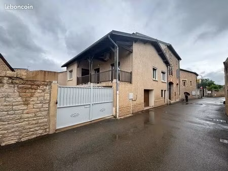 maison sur 2 niveaux au cœur du village de prissé