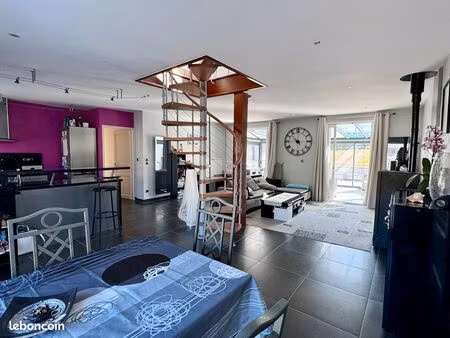 maison avec véranda et toit terrasse