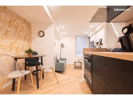 t2 meublé et équipé avec terrasse - places aux herbes