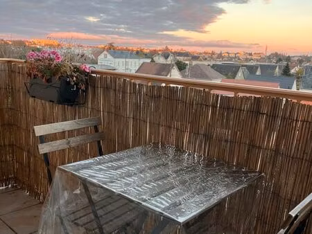 87 m² meublé rénové avec garage et balcon – résidence sécurisée