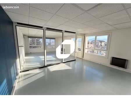 bureau 65 m²