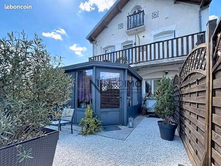 immeuble 138 m² bourg sainte marie