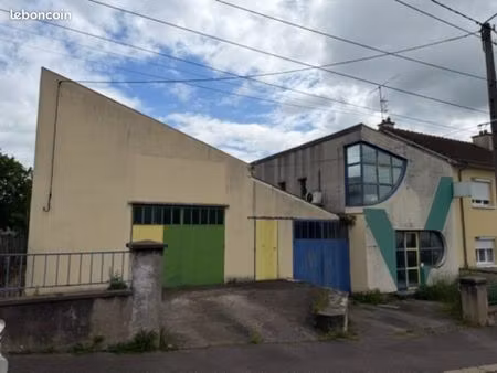 local dépôt hangar bureau