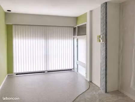 local commercial 20 m² avec vitrine – centre-ville de bourbourg