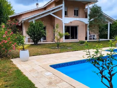 belle maison d’architecte à ares avec jardin arboré et piscine