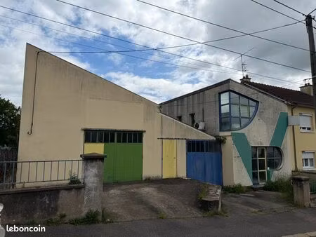 local dépôt hangar bureau