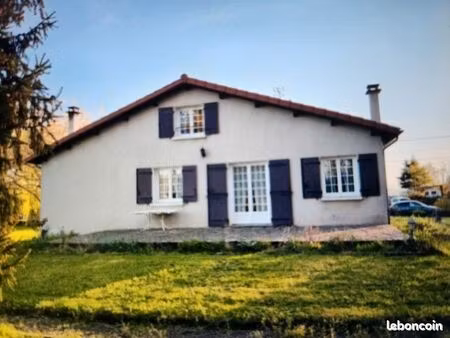 villa plein pied de 100 m2 sur terrain plat  arboré & clos de murs d'une surface de 1932 m