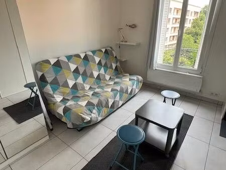 location studio meublé