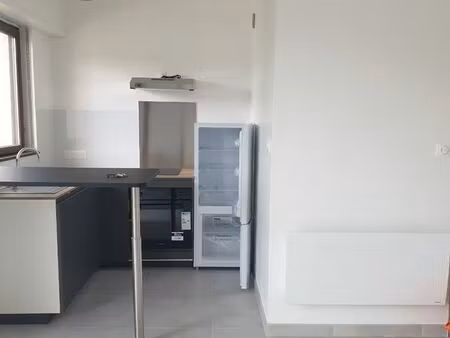 loue studio lumineux avec grand balcon et stationnement