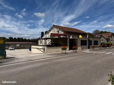 immeuble de rapport d’environ 270 m² – commerce loué  appartement et 4 chambres meublées –