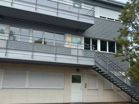bureau refait à neuf 100m²