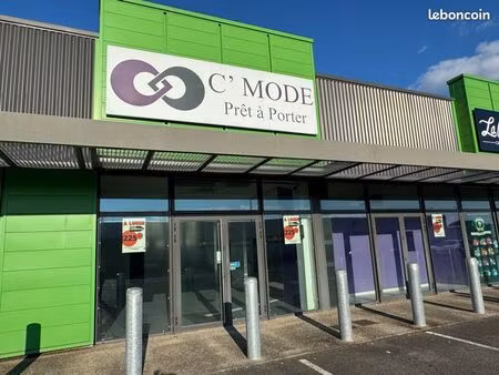 local 225 m2 centre commercial extérieur