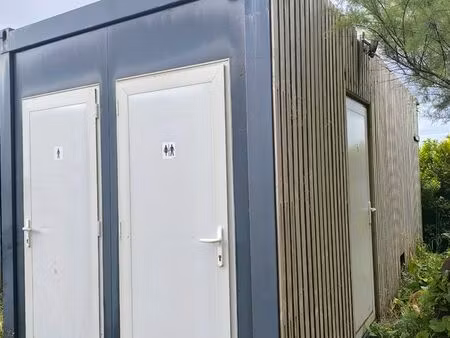 bloc sanitaire 2020 – 3 wc dont pmr + local stockage – bon état