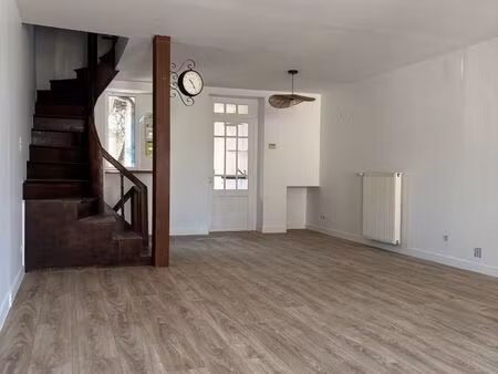 a louer. bel appartement rénové de 65 m2 avec terrasse. bressuire centre