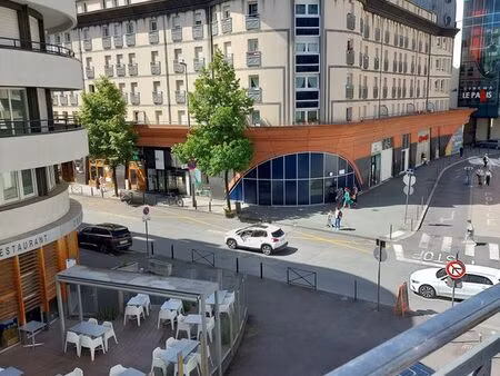 hyper centre f3 meublé avec parking sécurisé