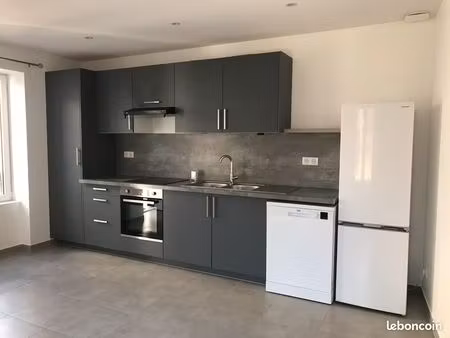 appartement f2 50 m2 avec clim réversible - cuisine aménagée - terrasse - parking - cave