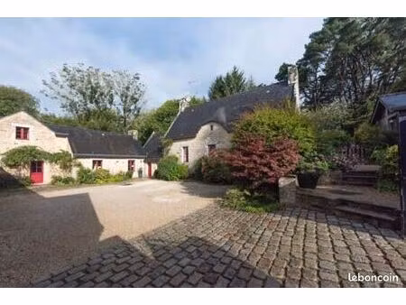 ensemble de maison en pierres traditionnelle