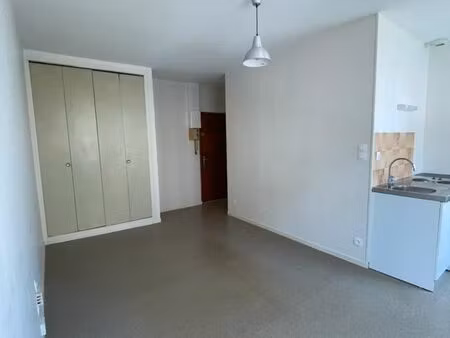 joli f2 de 32 m2 au 306 rue solférino