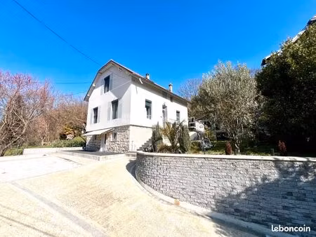 maison constituée de 3 appartements indépendants