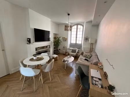 t3 85 m² ultra meublé – rénové – très lumineux – hyper centre tarbes – parking – 850 cc