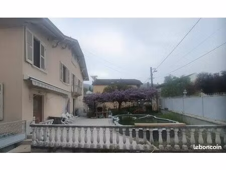 grand t4 (triplex rdc-1e-2e) 120 m2 dans maison  terrasse + piscine + jardin privés