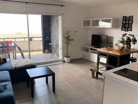 t2 entièrement meublé avec un joli balcon et un garage fermé