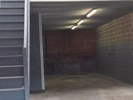 entrepôt avec bureau et parking