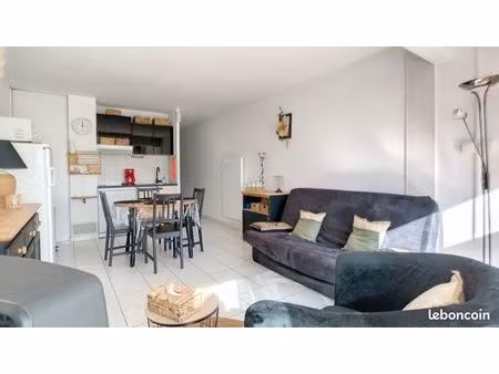 location t2 meublé avec clim et place parking 400m du centre