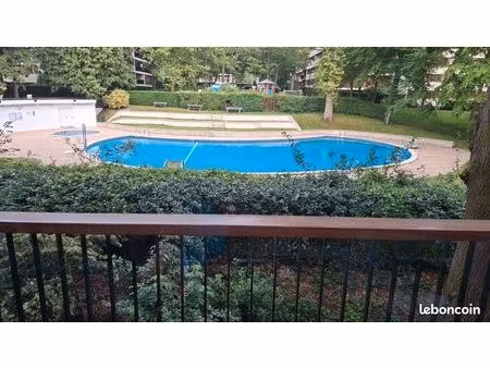 la celle-saint-cloud – élysée 2 – vue piscine et forêt
