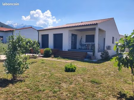 propriétaire vend maison avec jolie vue