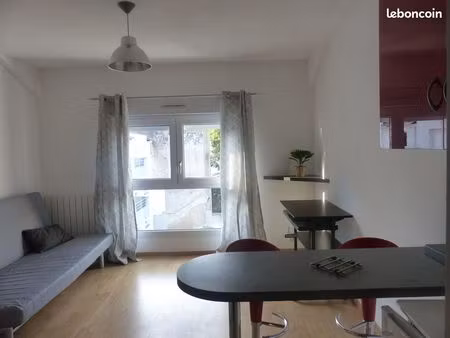 loue studio meublé ile de nantes/ république