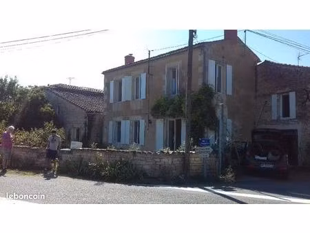 vends corps de ferme près de mauze sur le mignon79