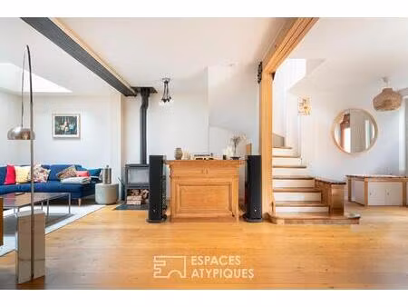 maison repensée par architecte avec terrasse et cour pavée