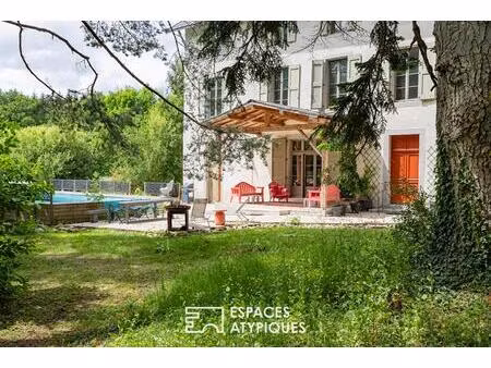 propriété de prestige : ancien couvent rénové avec piscine et parc