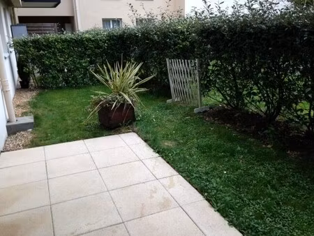 t2 en rez-de-jardin à ballan mire