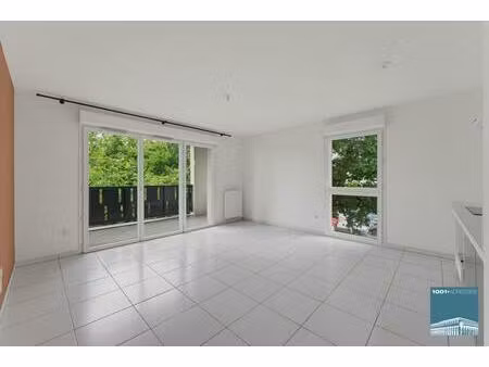 appartement trois pièces avec deux balcons et une place de s