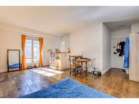 élégant studio rénové et lumineux