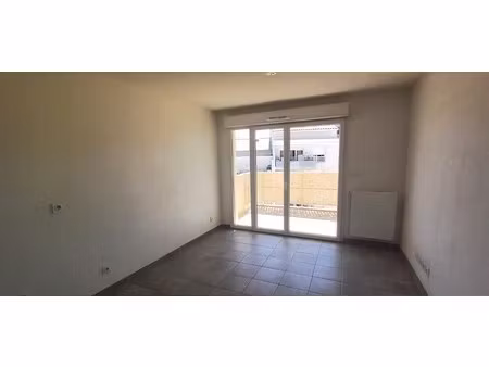 t2 avec terrasse et parking à toulon